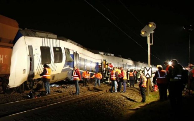 Затисло у вагонах: потяг злетів зі шляху, сотні постраждалих