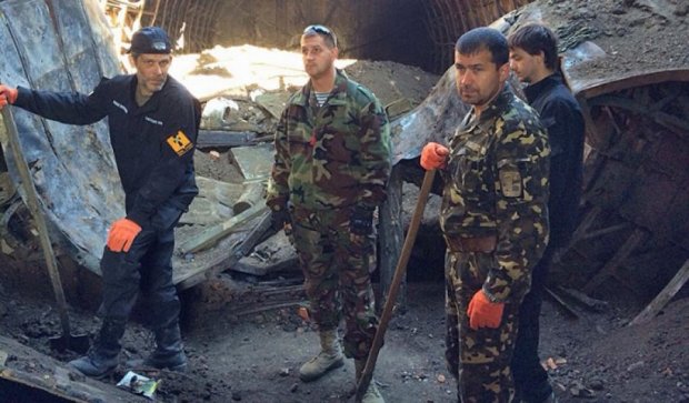 На Донбассе нашли тело погибшего бойца АТО с автоматом в руке (фото)