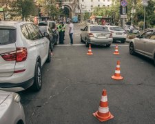 У Києві відремонтована дорога "засмоктала" водія з автівкою: фотошок