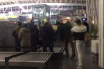 Люди в аэропорту, скриншот: Youtube