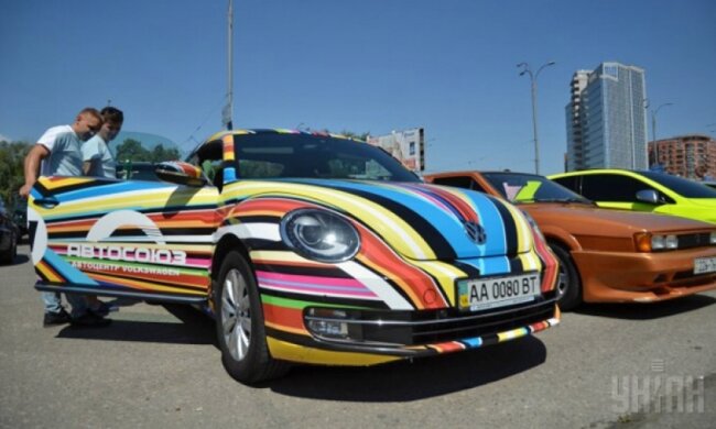 На "Volkswagen Fan Day" в Києві змагалися з тюнінгу машин (фото)
