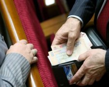 Зовсім знахабніли! Депутати скаржаться на низьку зарплату і будуть її підвищувати