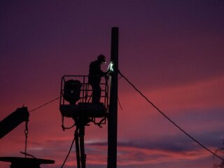 Аварійні бригади відновлюють електропостачання після обстрілів
