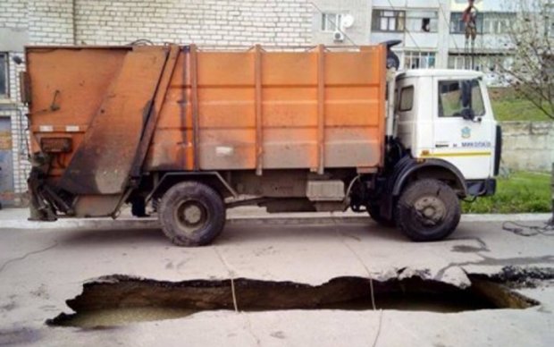 У Миколаєві сміттєвоз провалився під асфальт