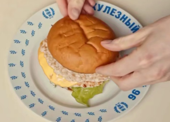 Курячий бургер, кадр з відео