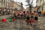 "Українці - гаряча нація": напівголі львів’яни обливалися льодяною водою у центрі міста