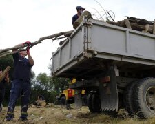 На Закарпатье из реки извлекли мусорный "айсберг"