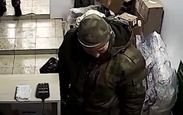 Российский оккупант в отделении почты. Фото: скрин youtube