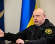 "Я намагався сам на вертольоті вилетіти до Криму, щоб там організувати оборону одного з аеродромів. Тоді мене Аваков втримав", - Турчинов