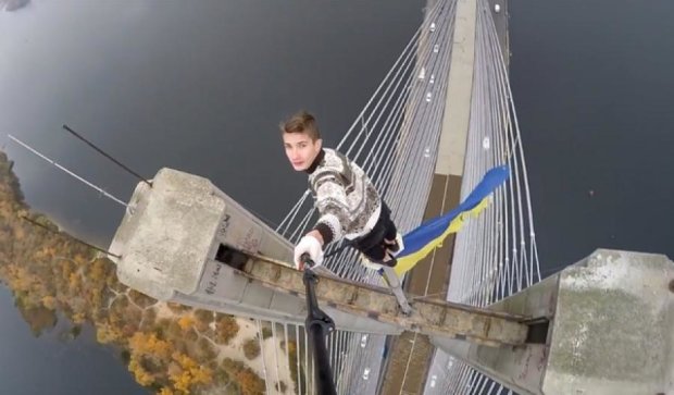 "Народжені на висоті" підняли прапор України на найвищу точку Південного мосту (відео)