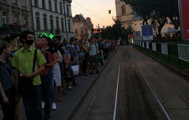 У Львові обіцяні трамваї Садового накрилися мідним тазом: "Чекаємо годинами"