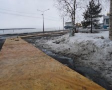 Майстри показухи: архангельський тротуар вистелили паркетом