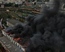 У Львові палає ж/д вокзал: величезні клуби диму охопили пів міста, фото та відео з місця катастрофи