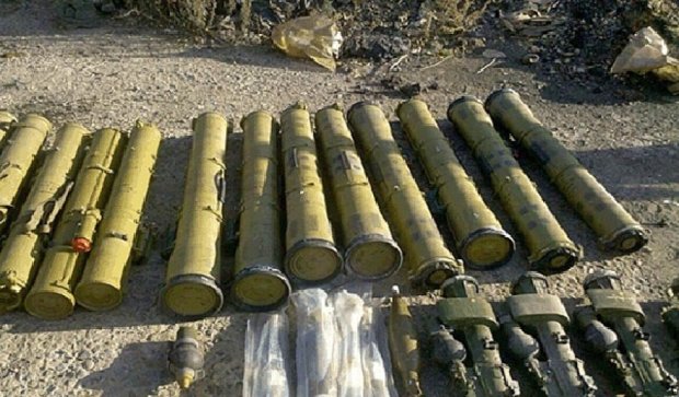 СБУ обнаружила внушительный склад оружия и боеприпасов под Луганском (фото)