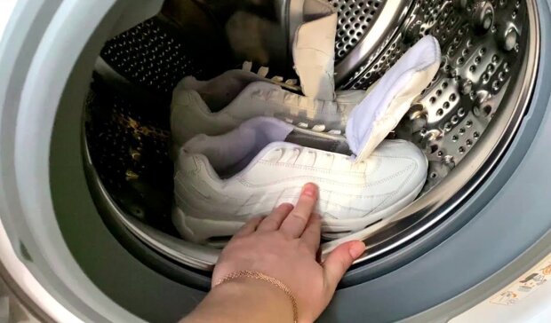 Стирка кроссовок в стиральной машине, скриншот: YouTube