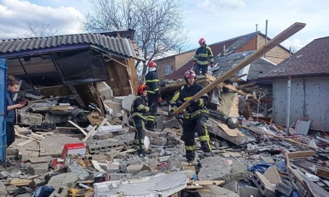 В Киеве прогремел мощный взрыв: в воздух взлетел гараж и задел соседний дом