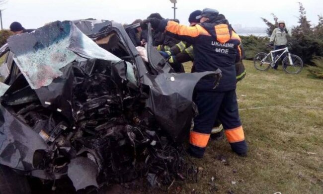 Стовп перетворив Chevrolet на купу металобрухту: троє дніпрян загинули