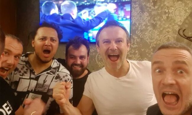 Лідер гурту "Океан Ельзи" Святослав Вакарчук показав дорогу людину, яка 27 років йде з ним пліч-о-пліч по життю: "Люблю тебе"