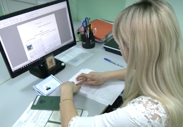 Отримання пенсійного посвідчення, скріншот з відео