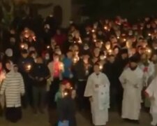 Украинцы в храме во время карантина, скриншот: YouTube