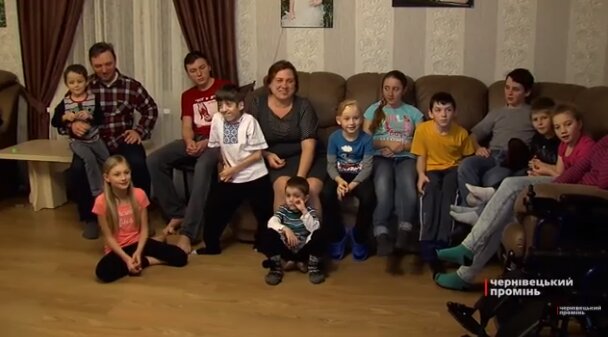Семья из Черновцов забрала из интерната больного Вадимку, теперь их у родителей 15: "Любви хватит на всех"