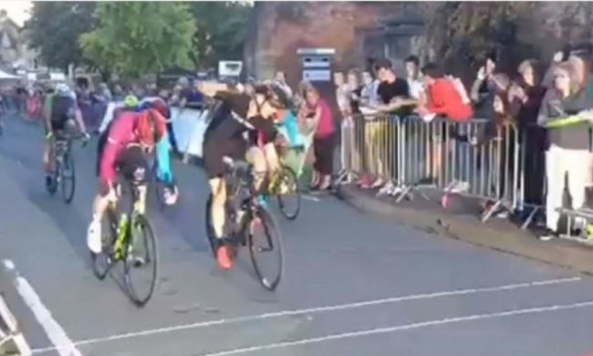 Преждевременное празднование лишило велогонщика победы (видео)