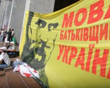 Більшість жителів України вважають себе корінними