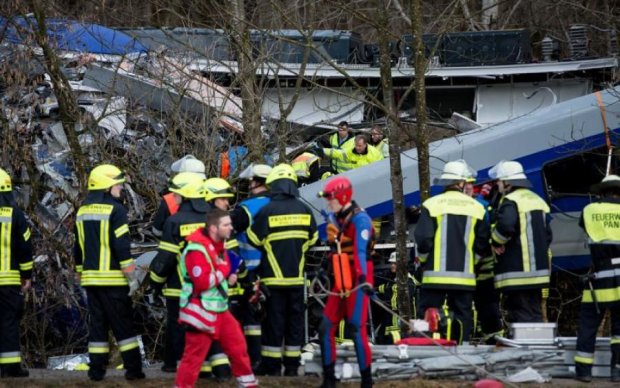 Залізнична катастрофа в Греції: потяг протаранив житловий будинок