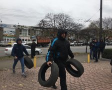 На мерзнущих людей натравили силовиков, ситуация накаляется, люди жгут шины и готовы на крайние меры