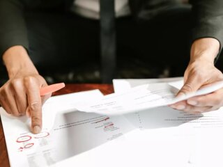 Людина, яка працює з документами