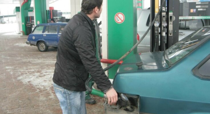 Заправка автомобиля на АЗС, скрин с YouTube