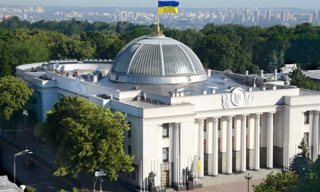 Это не Зеленский: рассекречены имена парочки, замеченной на куполе Рады