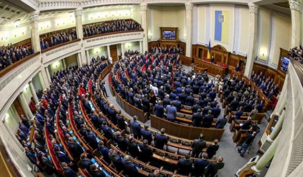 Порошенка просять позбавляти депутатів мандату за три прогули 