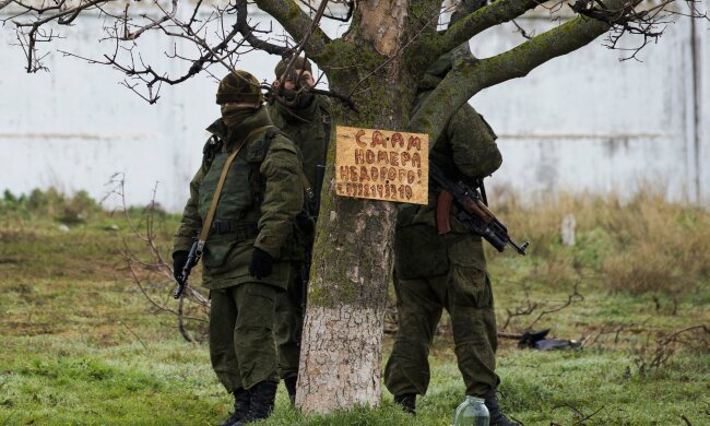 Оккупанты в Крыму готовят детей умирать за "русский мир": автоматы в руки взяли даже малыши