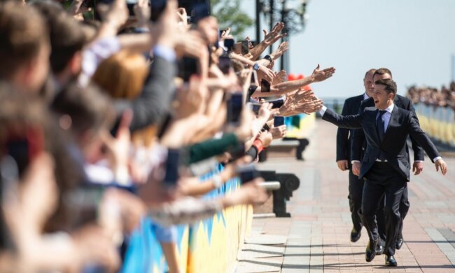 Подоляк сравнил первые 100 дней Зеленского и Порошенко: "Банально флиртовал"