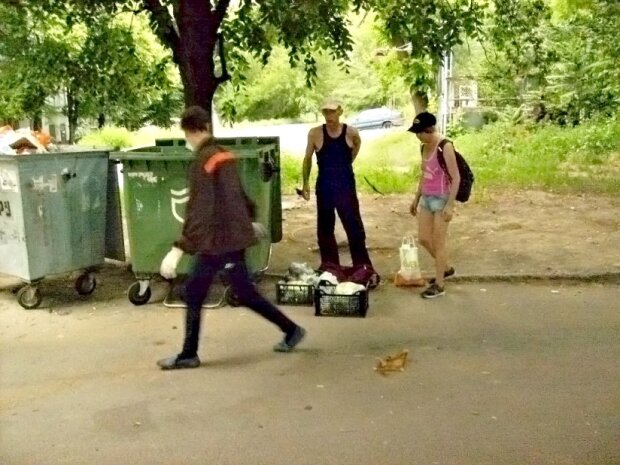 Днепровский супермаркет "кормит" людей просрочкой из мусорника