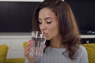 Шкідливість мінеральної води. Фото: скрін youtube
