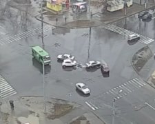 Водитель проигнорировал светофор и столкнулся с тремя машинами (видео)