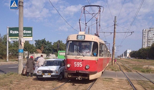 ДТП в Харькове: трамвай столкнулся с "Жигулями" (фото)