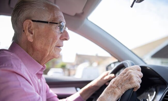 Пенсіонер за кермом: фото з вільних джерел