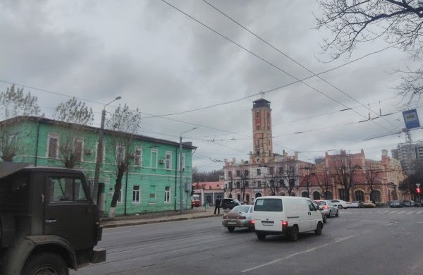 В Харковi у горе-матерi вiдiбрали змучених малюкiв: "вiдсвяткувала" шампанським