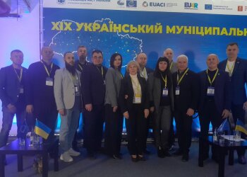 Выжить и развиваться под обстрелами: Херсон присоединился к Муниципальному форуму для обмена опытом