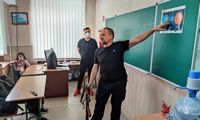 Урок в школі / фото : Муніципальна варта Ірпеня