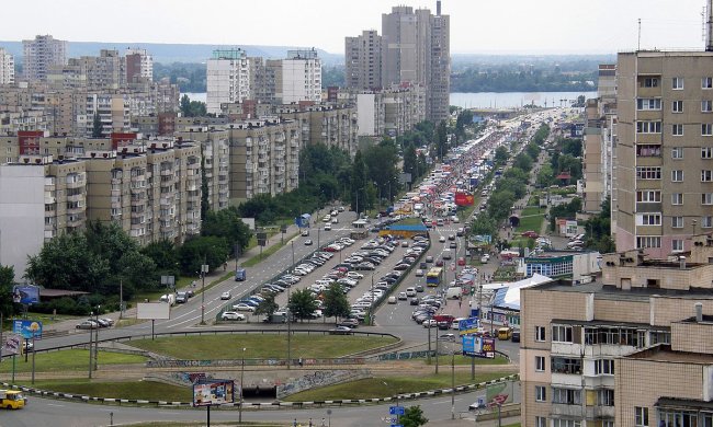 Киевлянин спустил штаны прямо на пороге гимназии: родители грозят оторвать причандалы