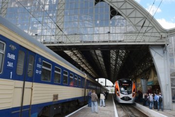 Укрзалізниця запустить додаткові рейси на травневі свята 