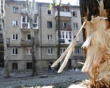 Черговий обстріл Донецька: терористи знищили будинок