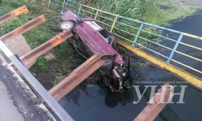 "ВАЗ" с водителем упал с моста