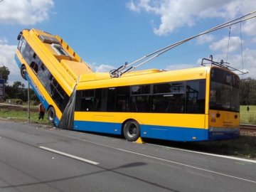 У Чехії тролейбус піднявся в повітря (фото)