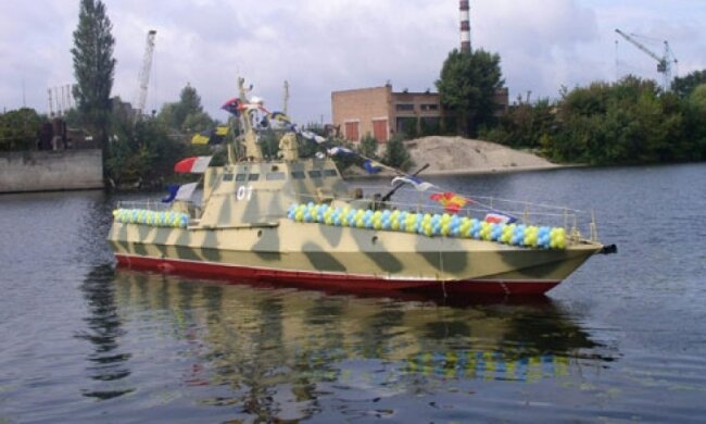 На воду спустили бронекатер «Гюрза-М» для военных моряков