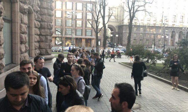 Головне за день неділі 6 жовтня: докори Зеленському, скасування субсидій та пенсій, програна боротьба Заворотнюк і схема від Lifecell